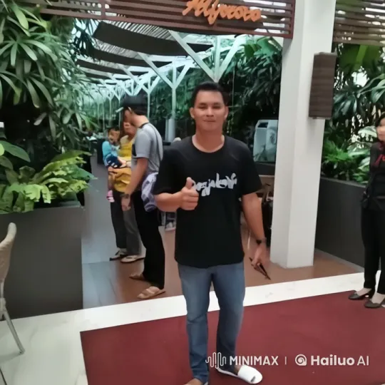 Martial Artist Showcases Agility and Power in Lush Setting – AI Generated Video | Hailuo AI