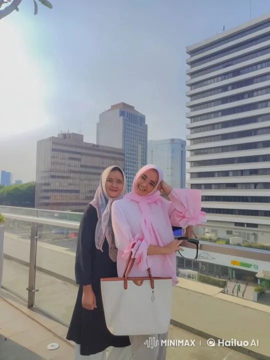 Modern Women Practicing Martial Arts in Urban Setting – AI Generated Video | Hailuo AI