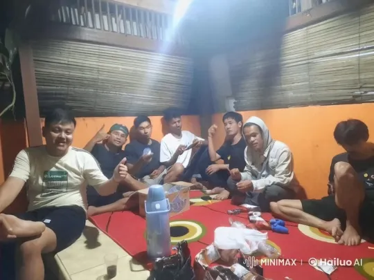 Young Men's Tense Debate Escalates to Fistfight – AI Generated Video | Hailuo AI