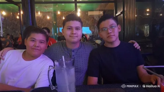 Friends Enjoying a Casual Dinner in a Lively Restaurant – AI Generated Video | Hailuo AI