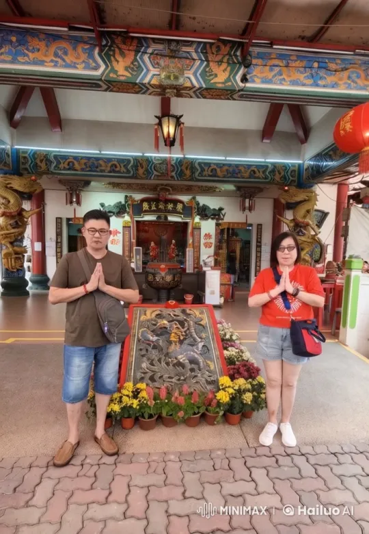 Couple Praying at Ornate Chinese Temple Entrance – AI Generated Video | Hailuo AI