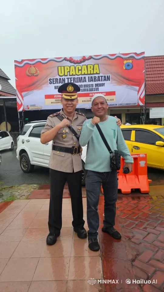 Police Officer and Photographer Engage in Martial Arts Display – AI Generated Video | Hailuo AI