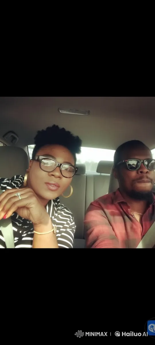 Joyful Couple Kisses in Sunny Drive Rendered in Live2D – AI Generated Video | Hailuo AI