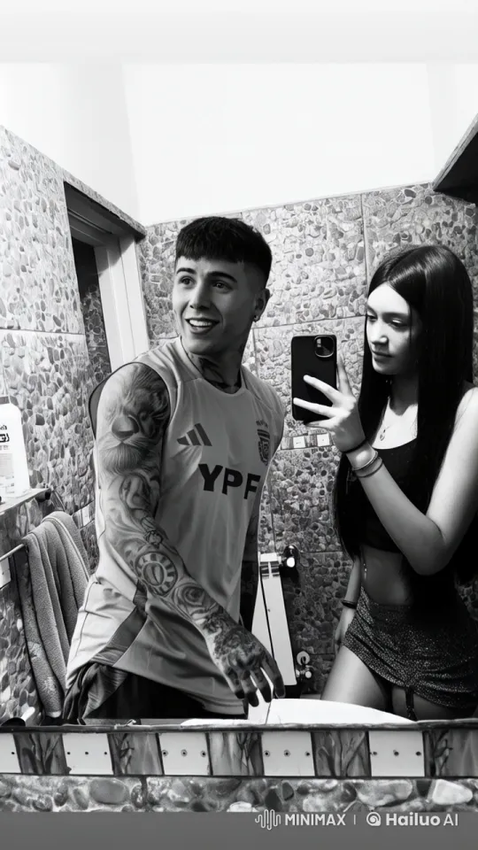 Couple's Affectionate Mirror Selfie in Live2D Animation – AI Generated Video | Hailuo AI