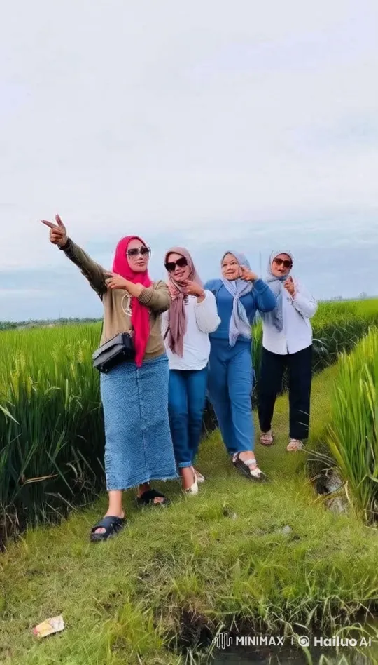 Four Friends Perform Synchronized Kungfu in Rice Field – AI Generated Video | Hailuo AI