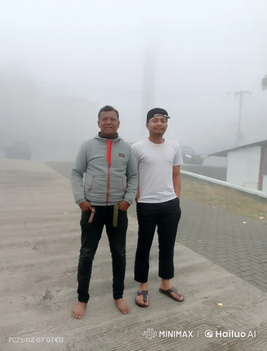 Kungfu Warriors Fight in Foggy Mountainous Street – AI Generated Video | Hailuo AI