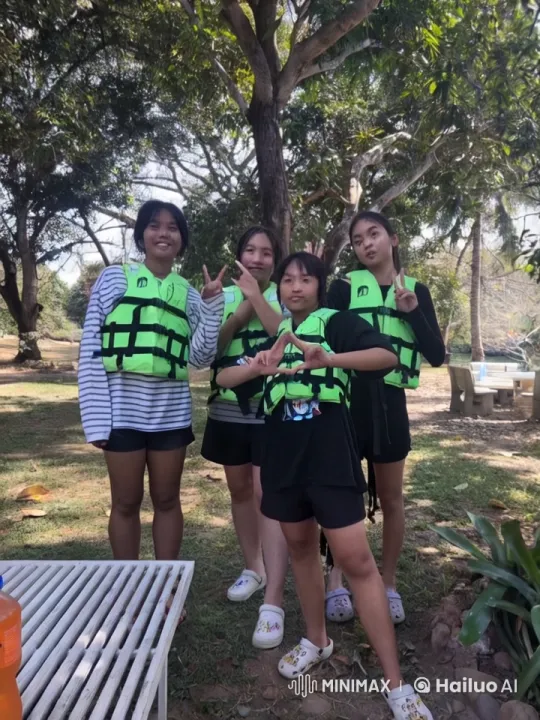 Friends Perform Energetic Kung Fu in Park Setting – AI Generated Video | Hailuo AI