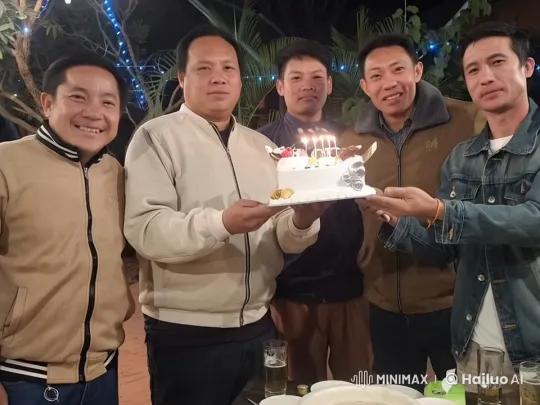 Friends Celebrate with Kung Fu Cake Scene – AI Generated Video | Hailuo AI