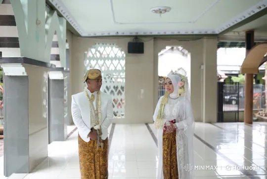 Couple in Cultural Attire in Elegant Indoor Setting – AI Generated Video | Hailuo AI