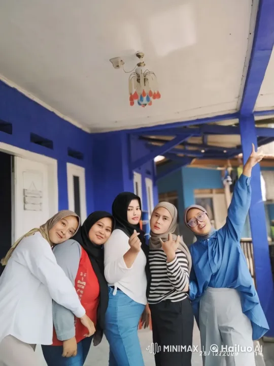 Friends Showcase Impressive Kungfu Skills Outside Blue Building – AI Generated Video | Hailuo AI
