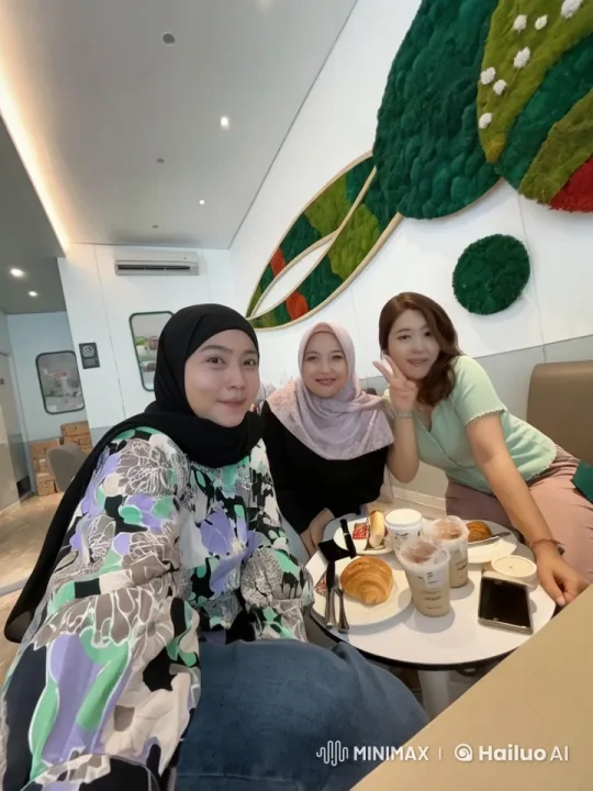 Kungfu Fight at Café: Three Women's Dynamic Performance – AI Generated Video | Hailuo AI