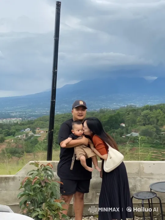Family Bonding Moment in a Lush Outdoor Setting – AI Generated Video | Hailuo AI