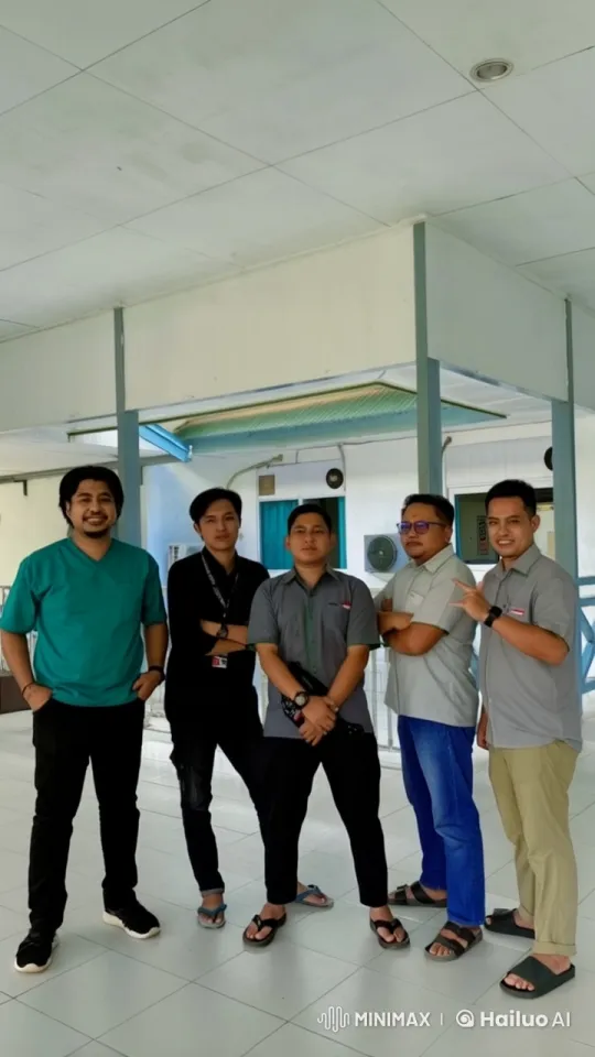 Five Men Demonstrate Kung Fu Poses in Casual Setting – AI Generated Video | Hailuo AI