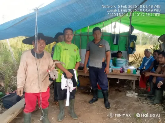 Men Resolve Brawl Under Makeshift Shelter – AI Generated Video | Hailuo AI