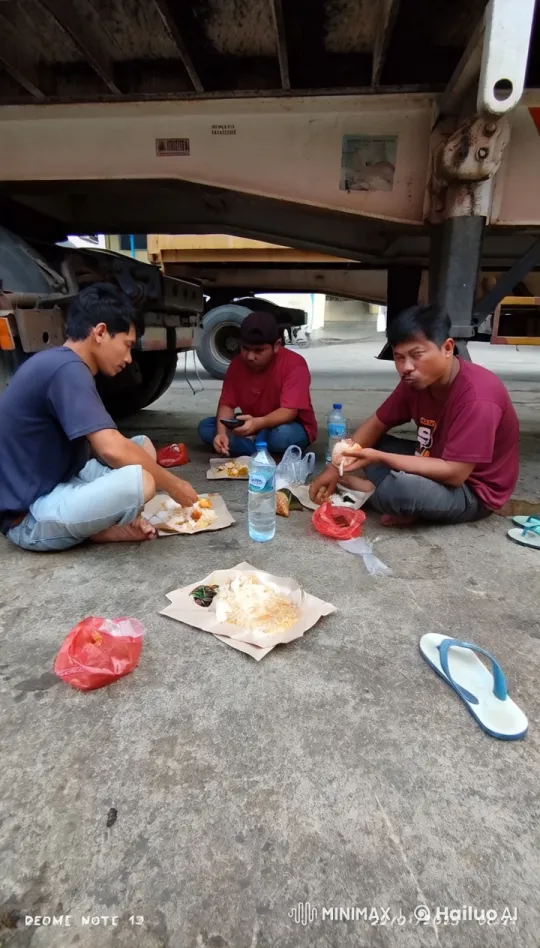 Kung Fu Practitioners Demonstrate Skills Amidst Daily Meal – AI Generated Video | Hailuo AI