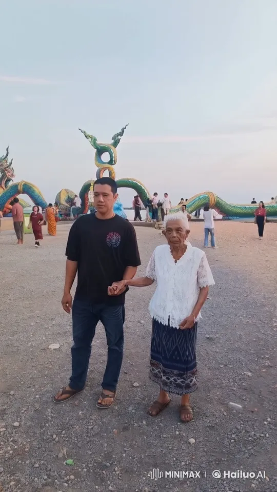 Young Man Performs Kung Fu in Park with Elderly Observer – AI Generated Video | Hailuo AI