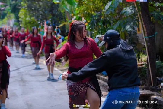 Traditional Dance Meets Kungfu in Lively Street Performance – AI Generated Video | Hailuo AI
