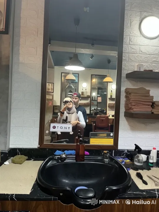 Live2D Puppet 'Tony' Showcases Kung Fu in Barbershop Setting – AI Generated Video | Hailuo AI