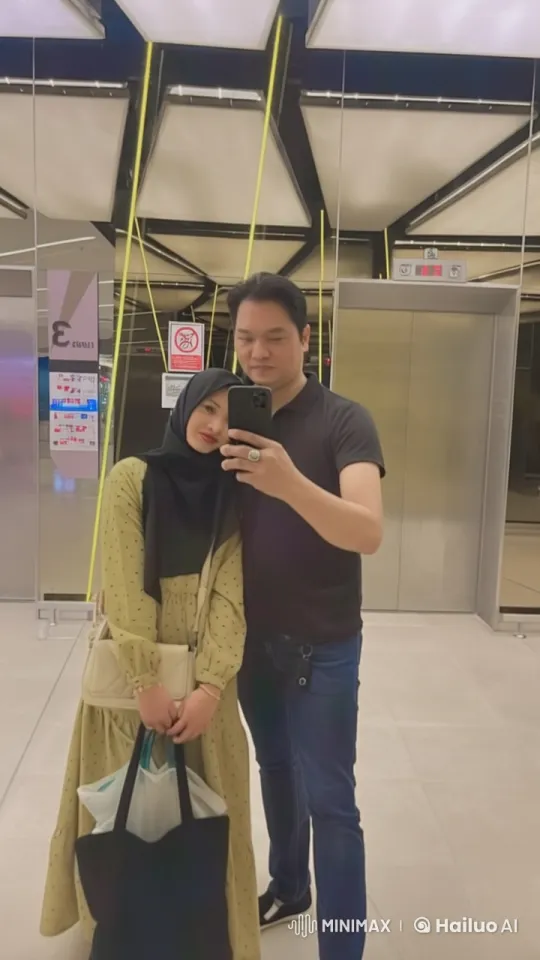 Couple Practicing Kung Fu in Mirrored Elevator – AI Generated Video | Hailuo AI