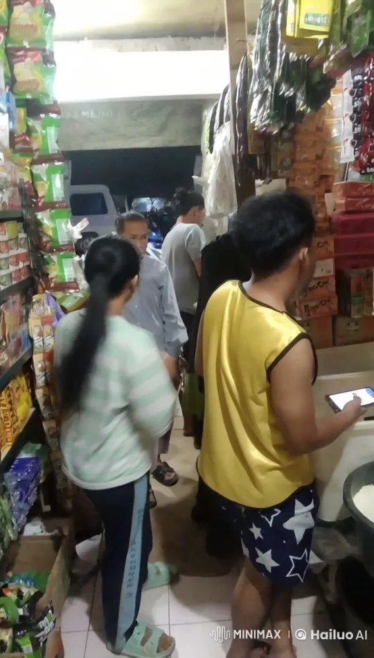 Chaotic Shop Scene: Crowded Aisle, Excited Shoppers, Tense Atmosphere – AI Generated Video | Hailuo AI