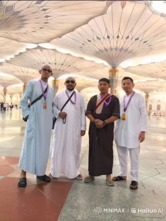 Traditional Attire Kung Fu Fight in Ornate Hall – AI Generated Video | Hailuo AI