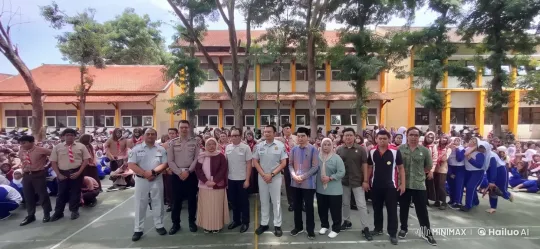 Kung Fu Demonstration in School Courtyard by Uniformed Officers and Casual Individuals – AI Generated Video | Hailuo AI