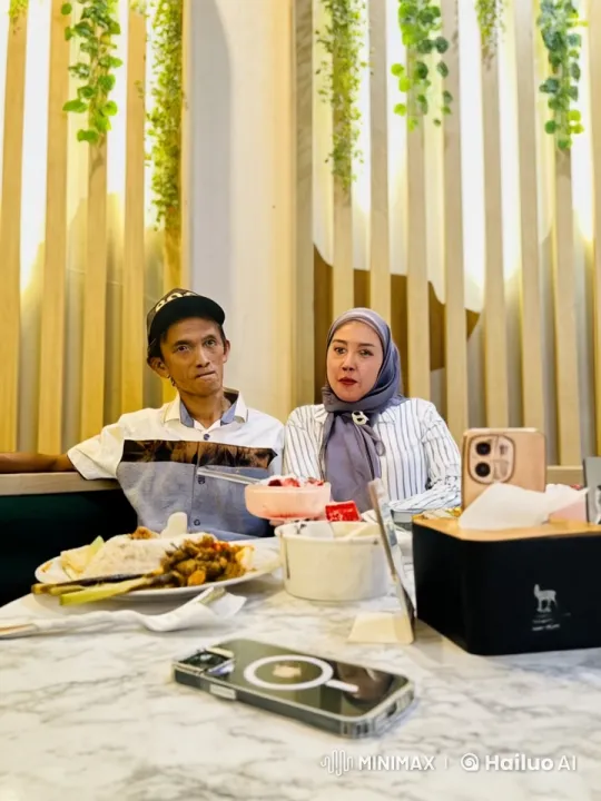 Couple's Energetic Kung Fu Battle in Cozy Restaurant – AI Generated Video | Hailuo AI