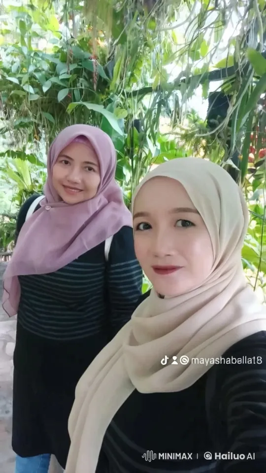 Kungfu Duel Between Two Women in Lush Greenery – AI Generated Video | Hailuo AI