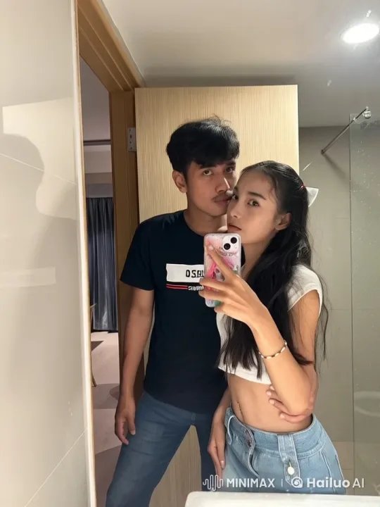 Live2D Animated Mirror Selfie Turned Dynamic Fight Scene – AI Generated Video | Hailuo AI