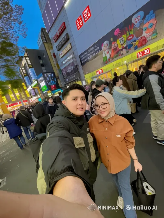 Dynamic Live2D Animation Showcases Animated Figures in an Exciting Urban Adventure – AI Generated Video | Hailuo AI