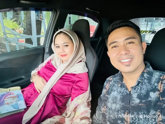 Woman in Magenta Relaxes, Man in Patterned Shirt Connects – AI Generated Video | Hailuo AI
