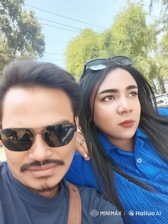 Outdoor Portrait with Animated Elements and Lively Atmosphere – AI Generated Video | Hailuo AI