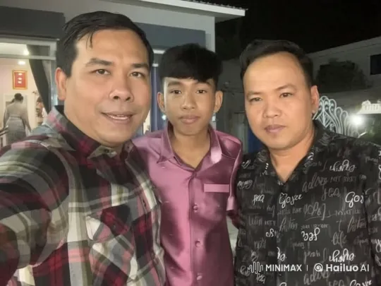 Night-time Selfie: Friends Pose in Animated Harmony – AI Generated Video | Hailuo AI