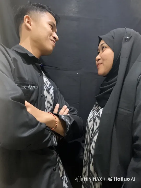 Live2D Animated Duo in Traditional Outfits Engage in Humorous Interaction – AI Generated Video | Hailuo AI