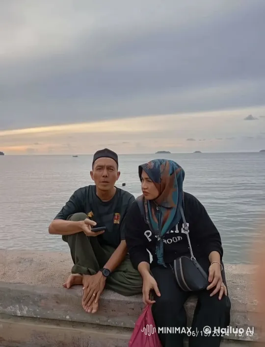 Tranquil Seaside Transformed into Energetic Boxing Scene – AI Generated Video | Hailuo AI