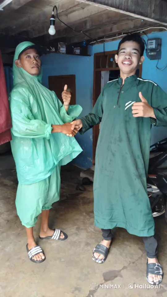 Two Individuals in Green Outfits Shake Hands and Give Thumbs Up – AI Generated Video | Hailuo AI