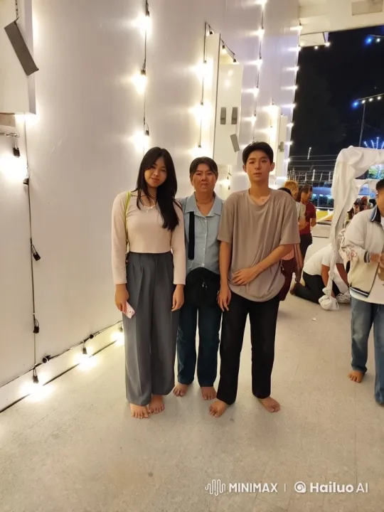 Friends Display Martial Arts Skills in Lively Nighttime Setting – AI Generated Video | Hailuo AI
