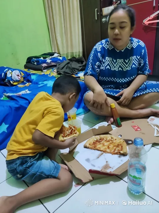 Cozy Mother-Child Moment Over Pizza in Live2D Animation – AI Generated Video | Hailuo AI