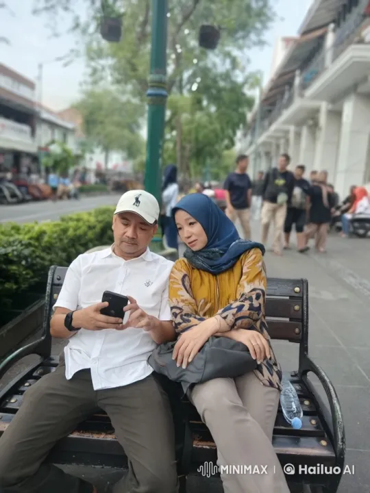 Couple Engages in Skilled Kungfu Altercation on Bustling Street – AI Generated Video | Hailuo AI
