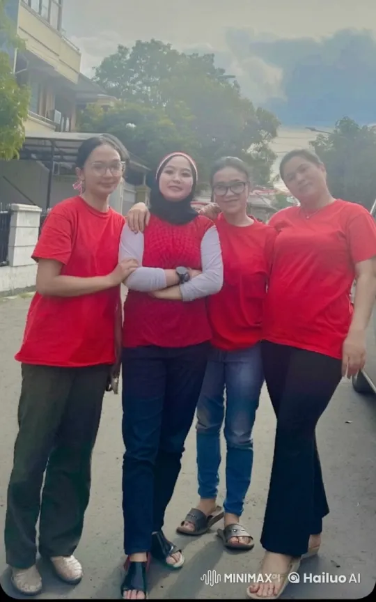 Women Display Impressive Kung Fu Skills on Street – AI Generated Video | Hailuo AI