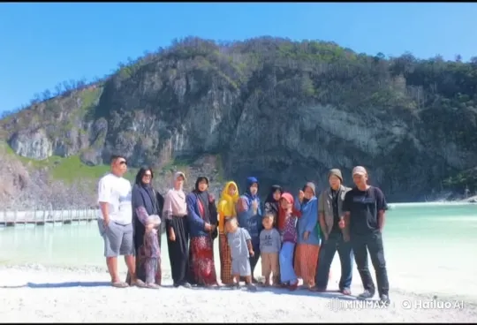 Group Photo with Kungfu Jump Surprises – AI Generated Video | Hailuo AI
