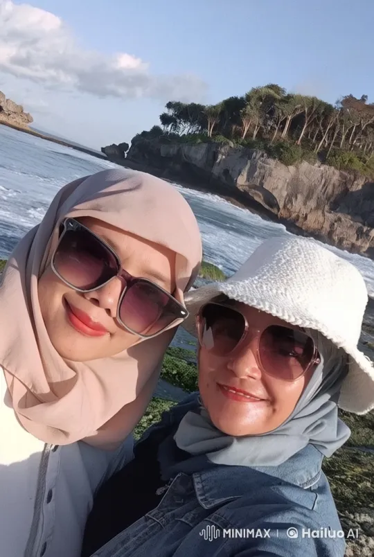 Seaside Friendship: Hijab-Wearing Girl & Kung Fu in Live2D Animation – AI Generated Video | Hailuo AI