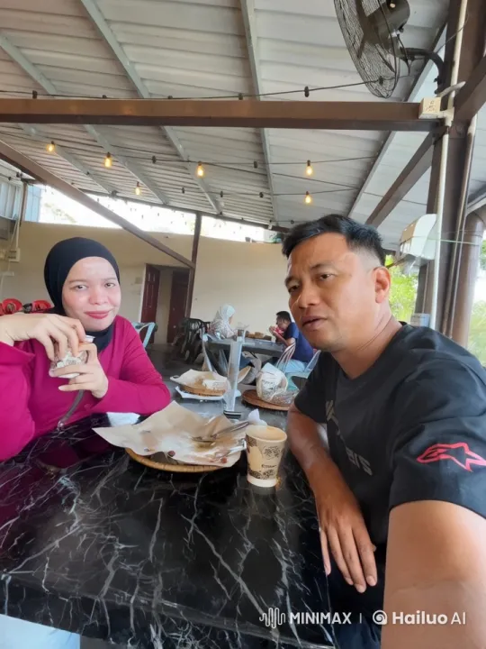 Casual Dining Scene with Unexpected Martial Arts Display – AI Generated Video | Hailuo AI