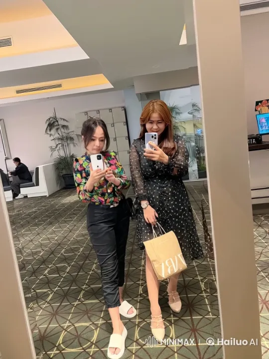 Women Display Impressive Kungfu Skills in Mirror Selfie Video – AI Generated Video | Hailuo AI