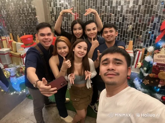 Christmas Cheer: Friends Display Kungfu in Festive Live2D Video – AI Generated Video | Hailuo AI