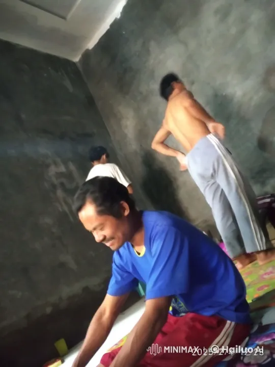 Unexpected Tiger Gently Embraces Man in Dimly Lit Room – AI Generated Video | Hailuo AI