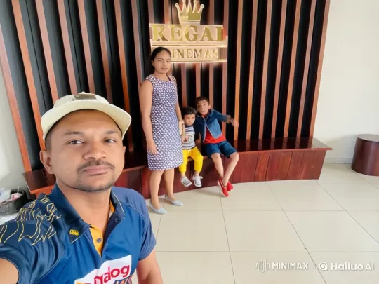 Family Demonstrates Kung Fu in Front of Regal Cinemas – AI Generated Video | Hailuo AI