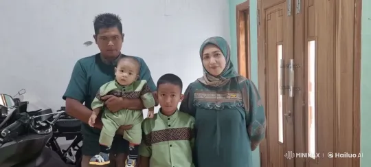 Family Bond Through Kungfu in Cozy Setting – AI Generated Video | Hailuo AI