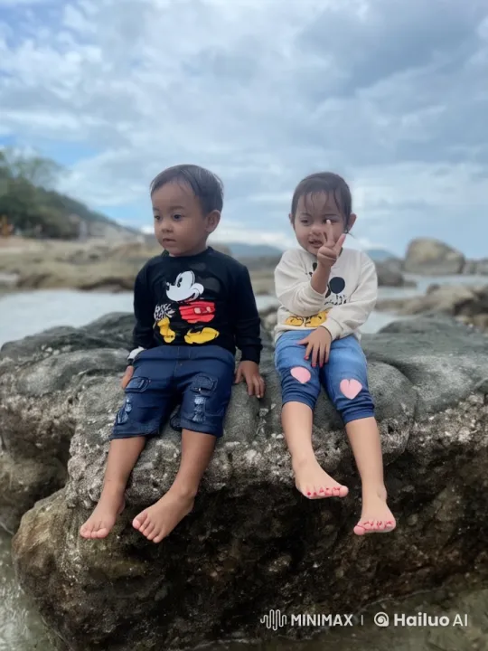 Children Practicing Wing Chun on a Rocky Beach – AI Generated Video | Hailuo AI