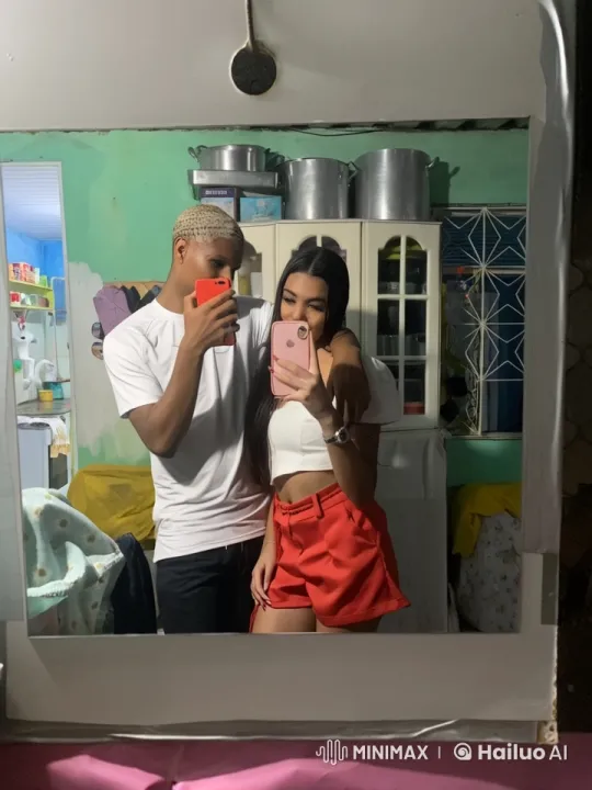 Couple's Playful Mirror Selfie Animation – AI Generated Video | Hailuo AI
